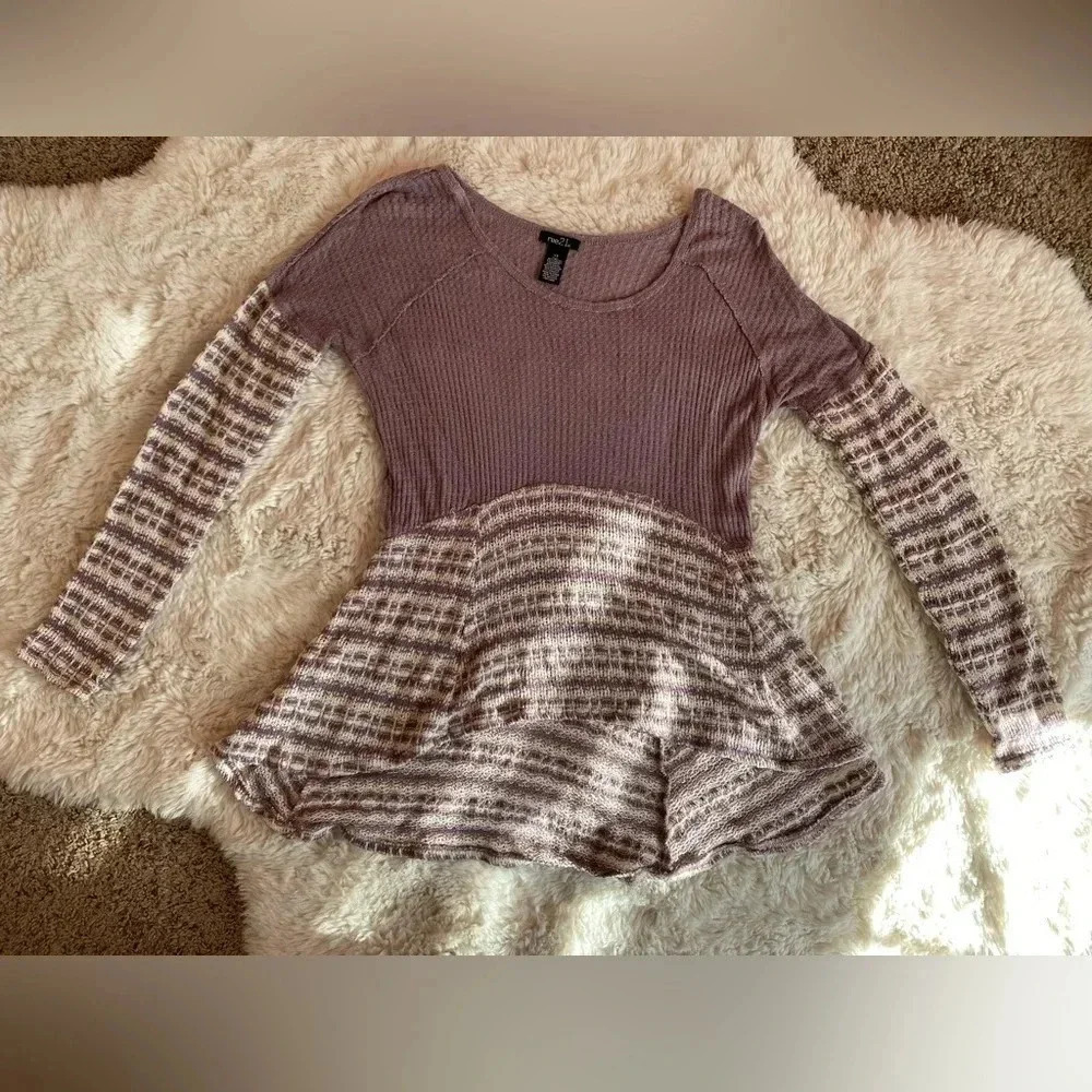 Rue 21 Purple & white long sleeve high/low sweater size extra small